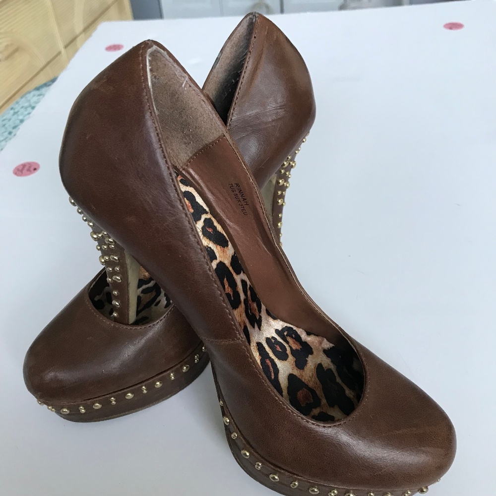 Shoe Dazzle leather gold studs shoes SZ 7 (S-16)